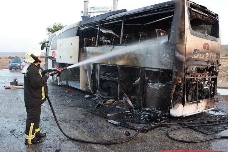 Manisa'da yolcu otobüsü seyir halindeyken alev aldı G5