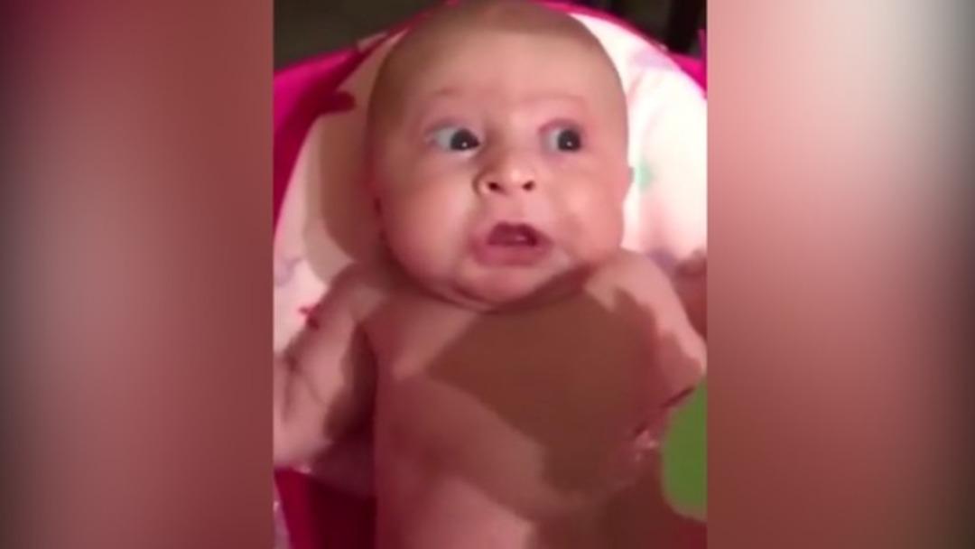 İlk kez banyo yapan bebek