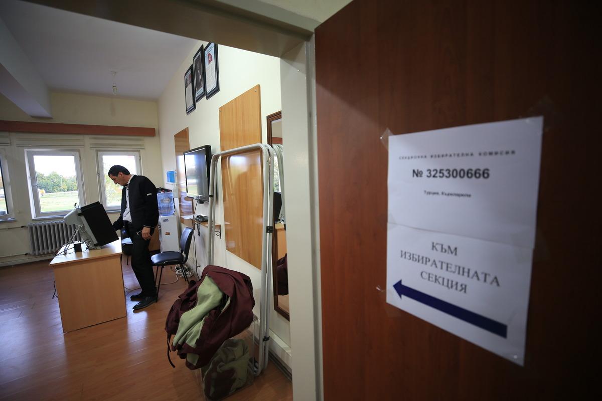 Bulgaristan'daki erken se&ccedil;im kapsamında Trakya'daki merkezlerde oy verme işlemi başladı