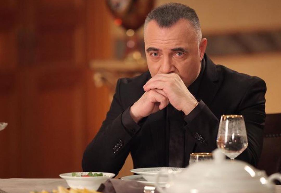 10 tavuğu, 4 kedisi bir de k&ouml;peği var! İşte Oktay Kaynarca'nın İstanbul'daki geniş bah&ccedil;eli evi 