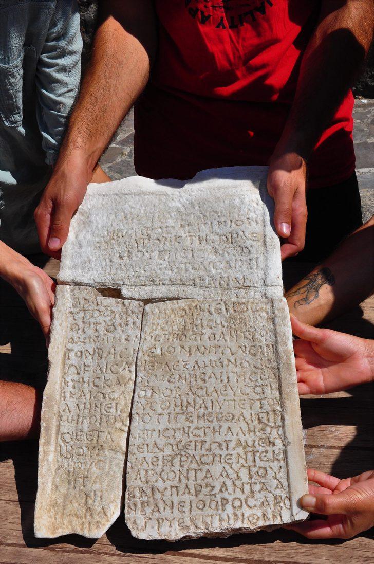 1800 yıllık yazıtın sırrı çözüldü! Aigai Antik Kenti'nde bulunmuştu...  G1