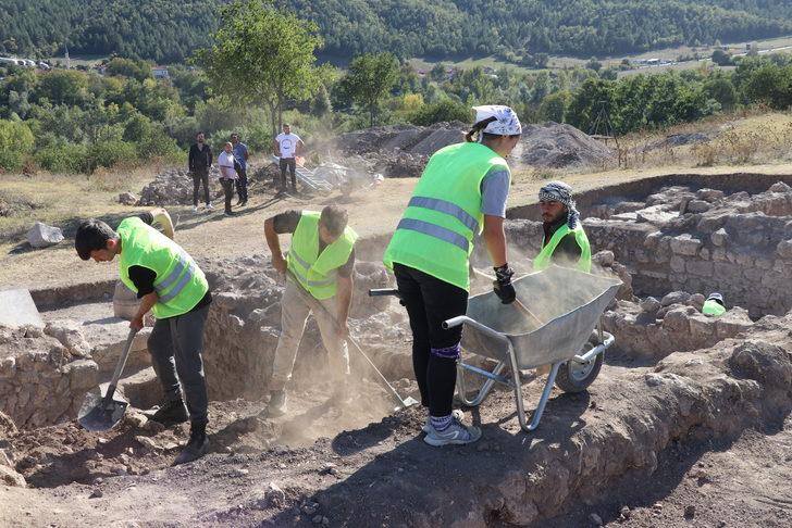 Hadrianopolis'te üzerinde meyve sepeti ve hayvan figürleri bulunan mozaikler ortaya çıkarıldı G1