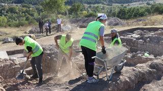 Hadrianopolis'te üzerinde meyve sepeti ve hayvan figürleri bulunan mozaikler ortaya çıkarıldı