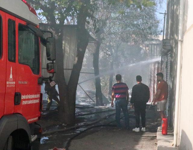 İzmir'de mobilya atölyesinde çıkan yangın hasara yol açtı 