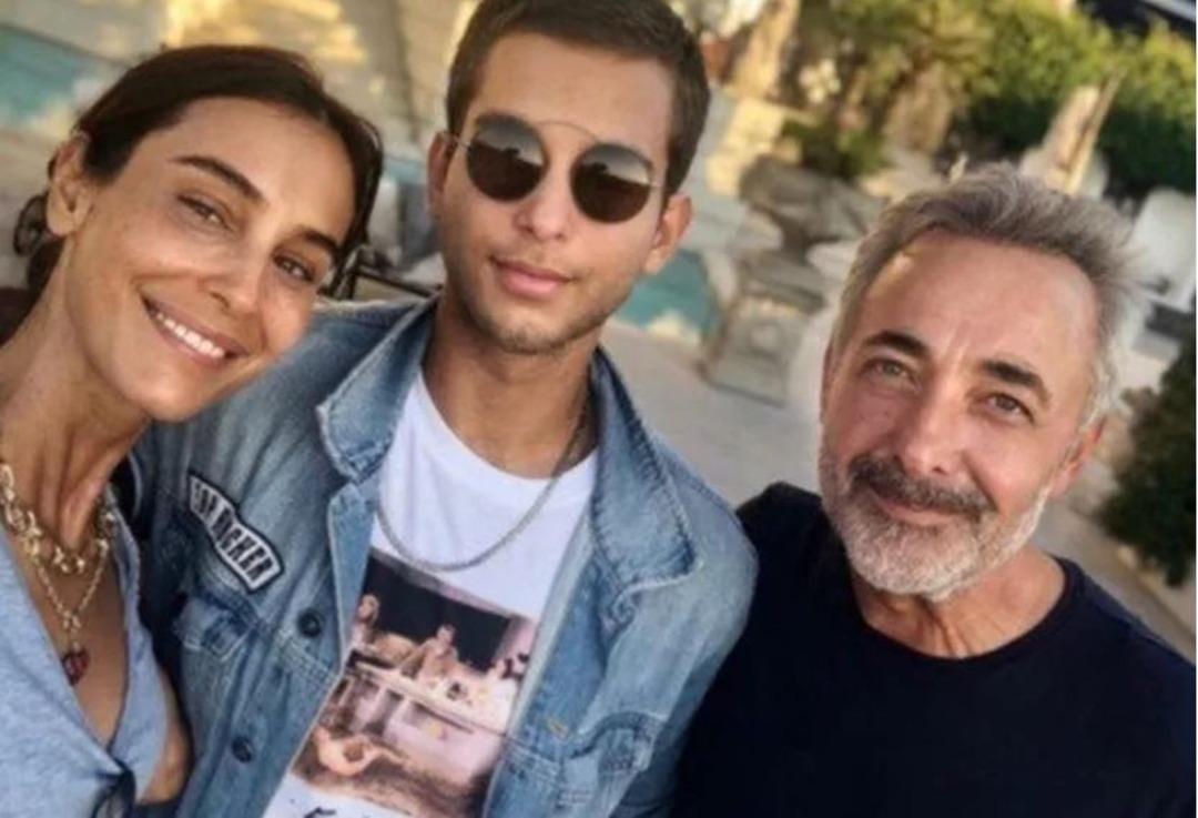 Arzum Onan ve Mehmet Aslantuğ&rsquo;un oğlu Can sevgilisiyle poz verdi! "Kız arkadaşın annene benziyor"