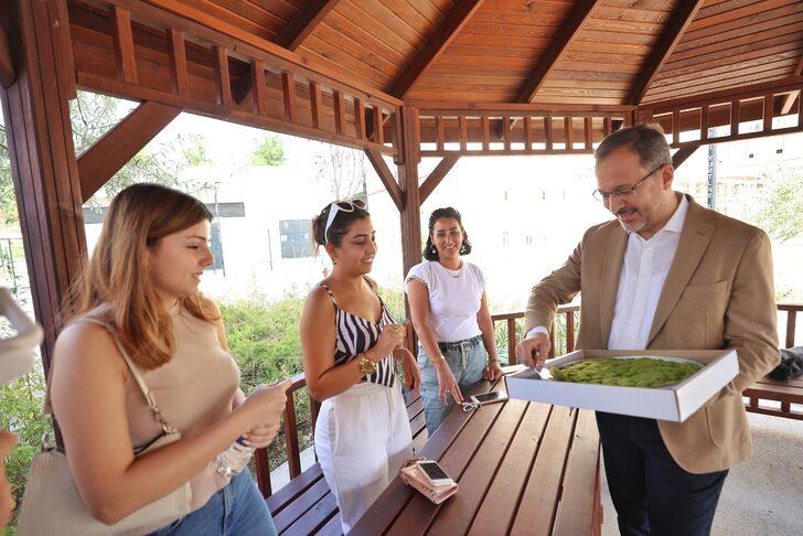 Bakan Kasapoğlu, Bursa'daki GSB yurdunda öğrenci ve velilere baklava ikram etti: G1