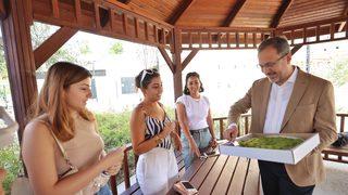 Bakan Kasapoğlu, Bursa'daki GSB yurdunda öğrenci ve velilere baklava ikram etti: