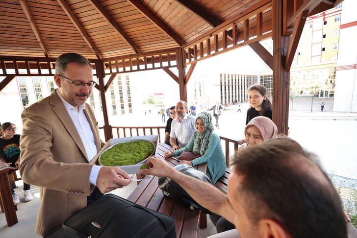 Bakan Kasapoğlu, Bursa'daki GSB yurdunda öğrenci ve velilere baklava ikram etti: G2