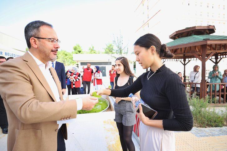 Bakan Kasapoğlu, Bursa'daki GSB yurdunda öğrenci ve velilere baklava ikram etti: G4