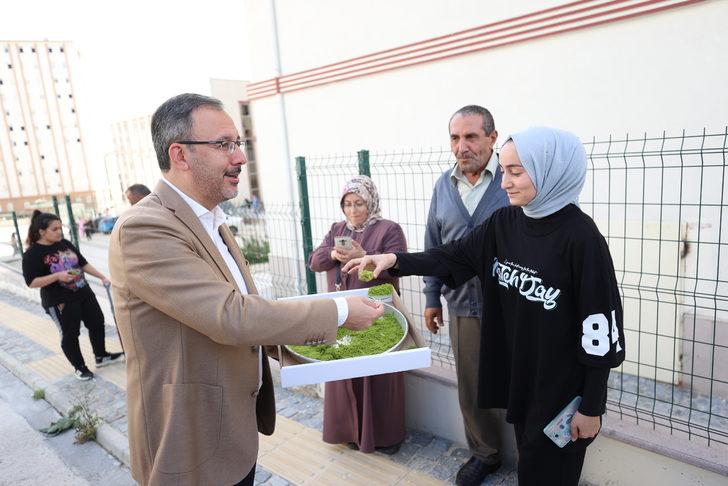 Bakan Kasapoğlu, Bursa'daki GSB yurdunda öğrenci ve velilere baklava ikram etti: G5