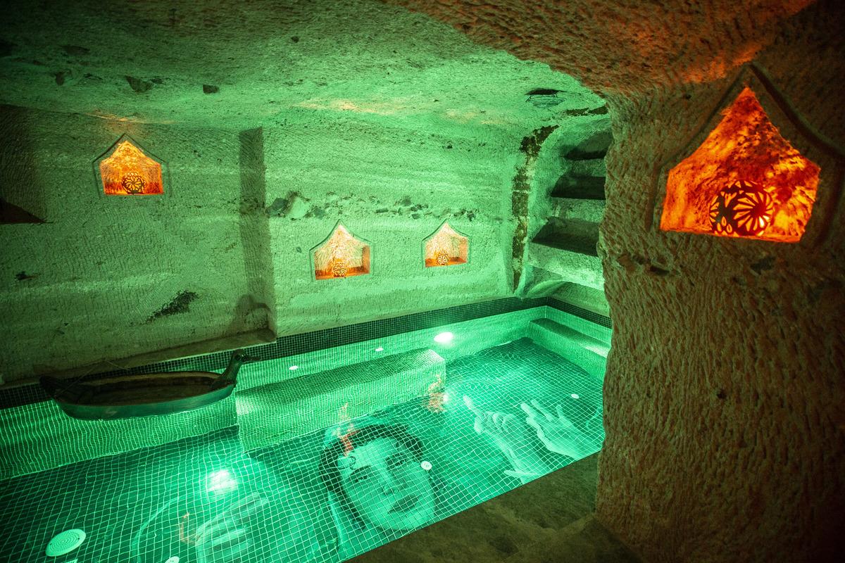 Nevşehir'de kayadan oyma oteldeki havuzların zeminini &uuml;nl&uuml;lerin mozaikleri s&uuml;sl&uuml;yor