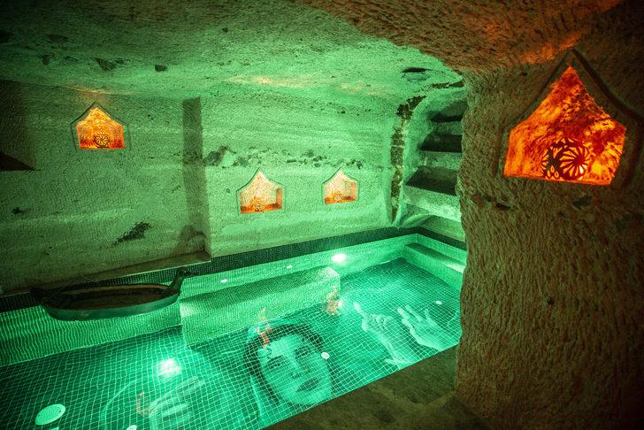 Nevşehir'de kayadan oyma oteldeki havuzların zeminini ünlülerin mozaikleri süslüyor G1