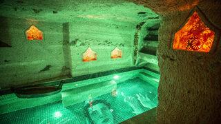 Nevşehir'de kayadan oyma oteldeki havuzların zeminini ünlülerin mozaikleri süslüyor