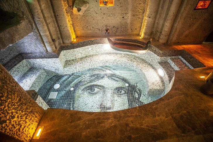 Nevşehir'de kayadan oyma oteldeki havuzların zeminini ünlülerin mozaikleri süslüyor G2
