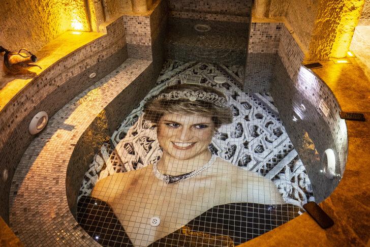 Nevşehir'de kayadan oyma oteldeki havuzların zeminini ünlülerin mozaikleri süslüyor G3