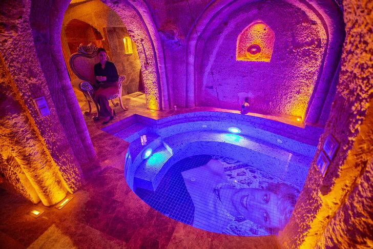 Nevşehir'de kayadan oyma oteldeki havuzların zeminini ünlülerin mozaikleri süslüyor G4