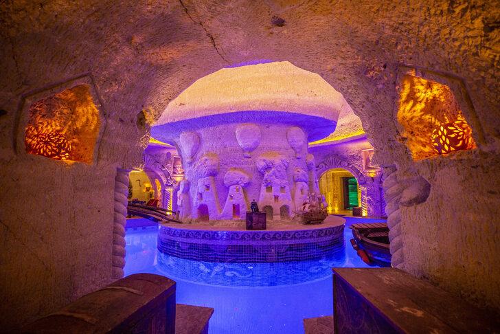 Nevşehir'de kayadan oyma oteldeki havuzların zeminini ünlülerin mozaikleri süslüyor G5