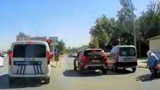 Araca çarpmamak için yaptığı hareket hayatını kurtardı! O anlar kamerada