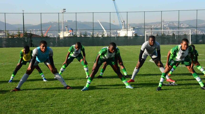 Ödünç ayakkabılarla Galatasaray’ı devirdiler