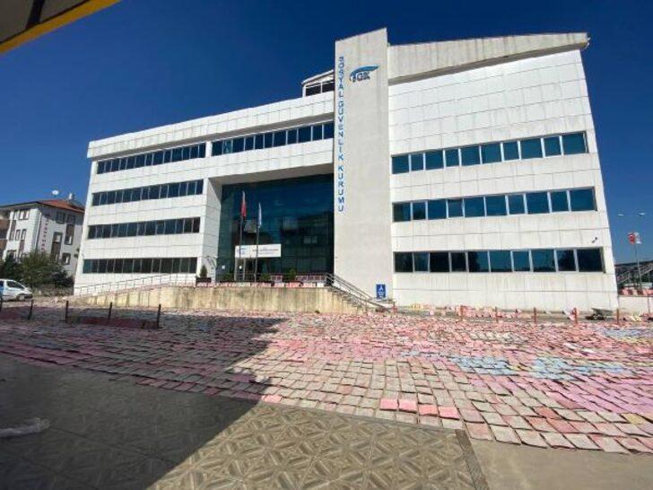 SGK'da şaşkına çeviren görüntü! 70 bin dosya bahçeye serildi G1