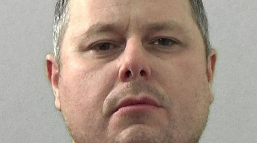 Erkek öğretmen kadınlar tuvaletinde yakalandı: Hem de üzerinde sutyenle!