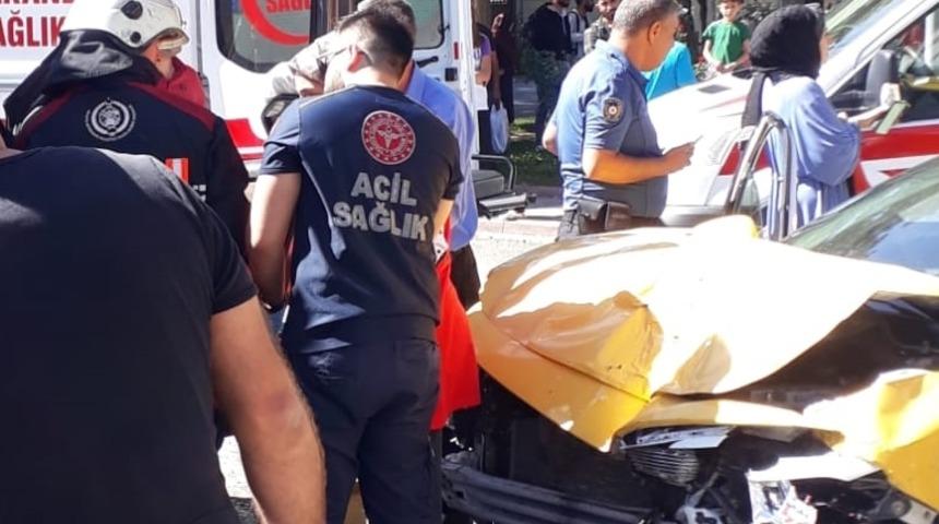 Malatya'da iki aracın çarpıştığı kazada 6 kişi yaralandı