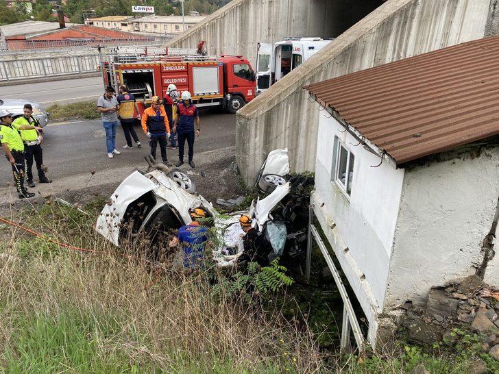 Zonguldak'ta duvara çarpıp evin bahçesine devrilen otomobilin sürücüsü öldü G2