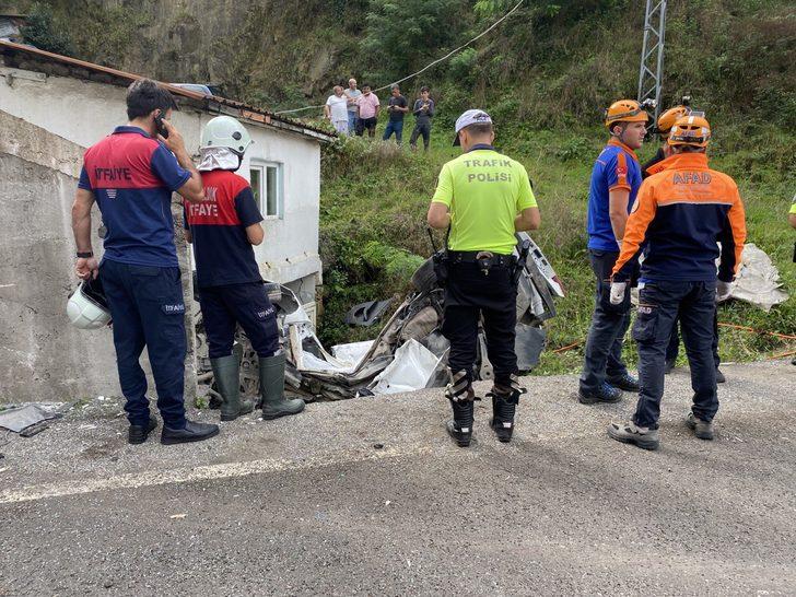 Zonguldak'ta duvara çarpıp evin bahçesine devrilen otomobilin sürücüsü öldü G3