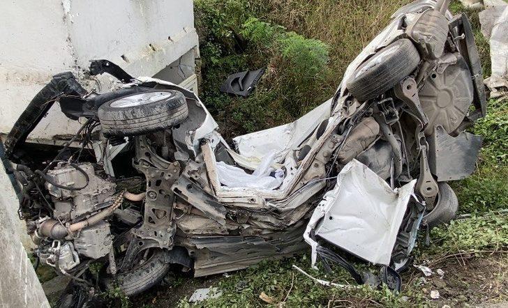 Zonguldak'ta duvara çarpıp evin bahçesine devrilen otomobilin sürücüsü öldü G4