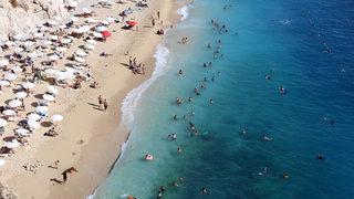 Antalya'da sıcak hava, kent sakinleri ile turistleri sahillere çekti