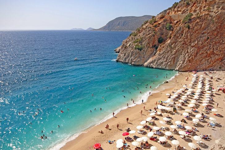 Antalya'da sıcak hava, kent sakinleri ile turistleri sahillere çekti G3