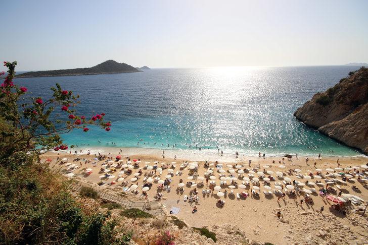 Antalya'da sıcak hava, kent sakinleri ile turistleri sahillere çekti G5