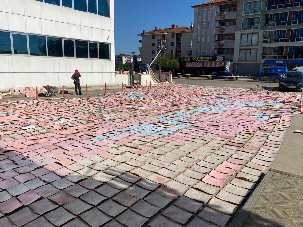 Bartın'daki selde ıslanan SGK arşivindeki dosyalar kurum bah&ccedil;esinde kurutuluyor