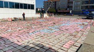 Bartın'daki selde ıslanan SGK arşivindeki dosyalar kurum bahçesinde kurutuluyor
