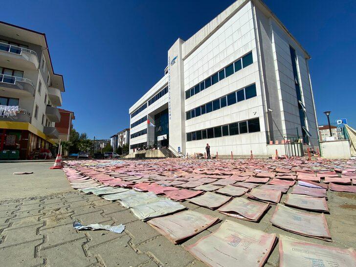 Bartın'daki selde ıslanan SGK arşivindeki dosyalar kurum bahçesinde kurutuluyor G2