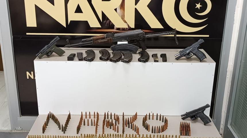 Diyarbakır'da bir otomobilde 4 silah ve mühimmat bulundu