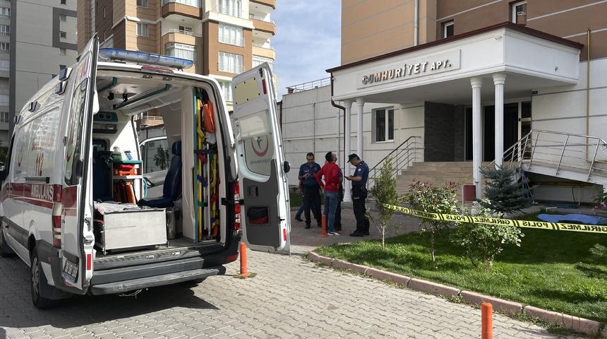 Kayseri'de 11. kattan düşen kadın öldü