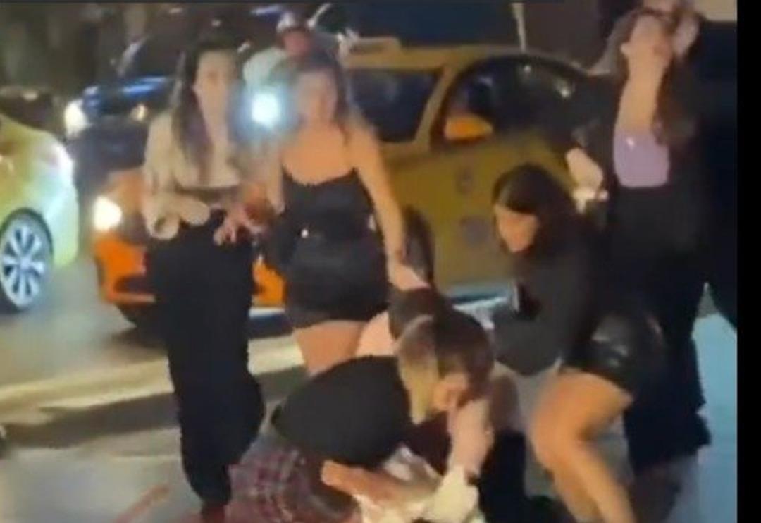 Nişantaşı'nda gen&ccedil; kadınların kavgası olay oldu! Cadde ortasında sa&ccedil; sa&ccedil;a birbirlerine girdiler 