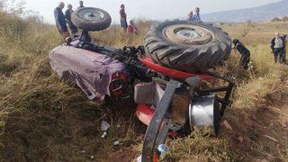 Sivas'ta devrilen traktörün altında kalan kişi öldü, sürücü yaralandı