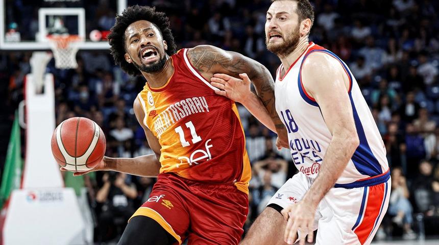 12-0'lık seri Galatasaray'ın işini bitirdi! Anadolu Efes galibiyetle ayrıldı