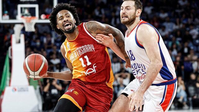 12-0'lık seri Galatasaray'ın işini bitirdi! Anadolu Efes galibiyetle ayrıldı