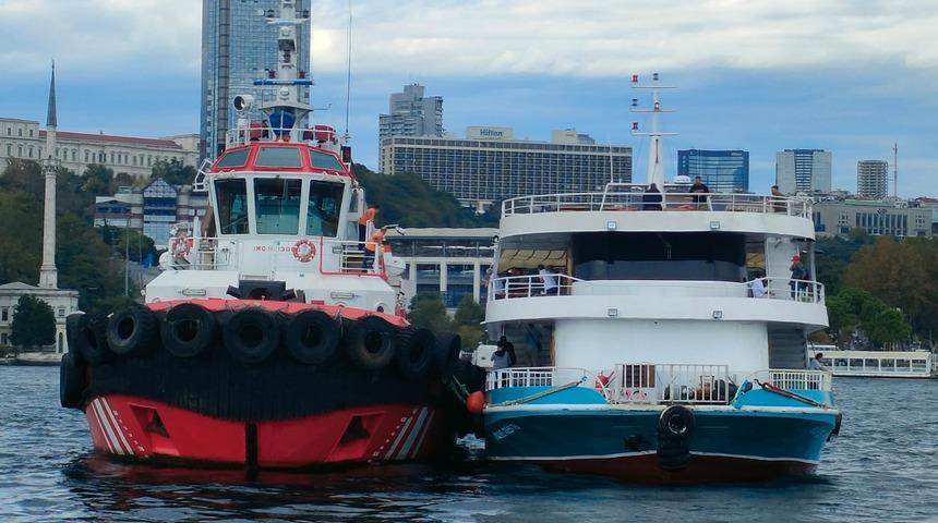 Haydarpaşa açıklarında makine arızası yapan yolcu teknesi kurtarıldı