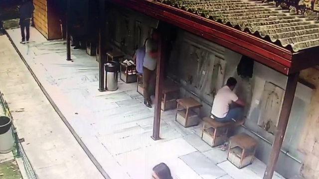 Abdest alacakmış gibi geldi, 'pes' dedirten bir olaya imza attı! O anlar kamerada...