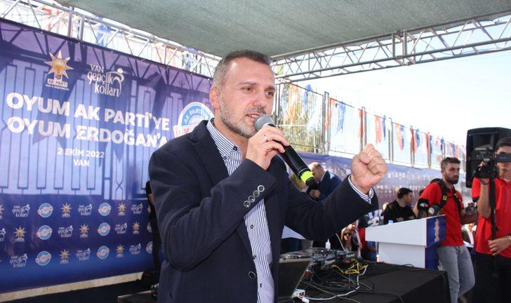 Van'da "İlk Oyum Erdoğan'a, İlk Oyum AK Parti'ye Gençlik Buluşması" düzenlendi G1