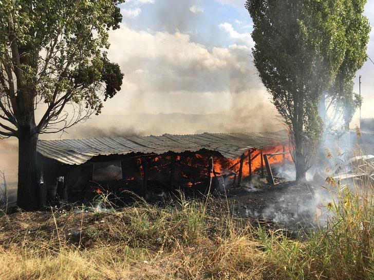 Kütahya'da mobilya mağazası deposunda çıkan yangına müdahale ediliyor G1