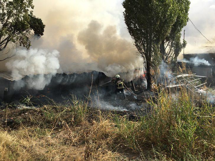Kütahya'da mobilya mağazası deposunda çıkan yangına müdahale ediliyor G2