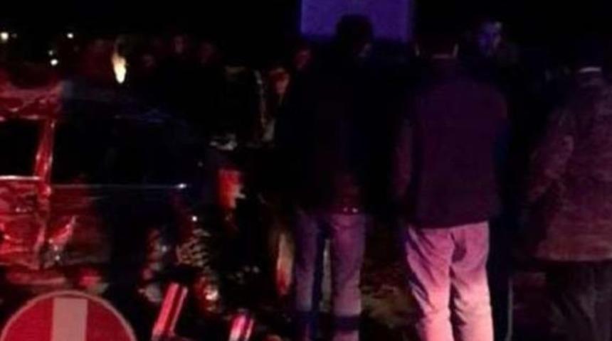 TIR ile &ccedil;arpışan otomobildeki 3 kişi &ouml;ld&uuml;