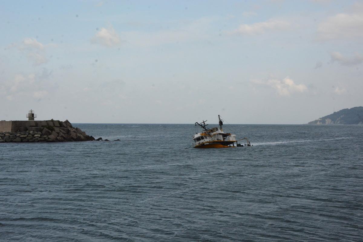 Karaya oturduktan sonra kurtarılan balık&ccedil;ı teknesi tersaneye g&ouml;t&uuml;r&uuml;l&uuml;rken battı