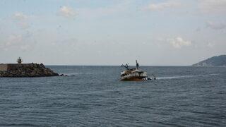 Karaya oturduktan sonra kurtarılan balıkçı teknesi tersaneye götürülürken battı