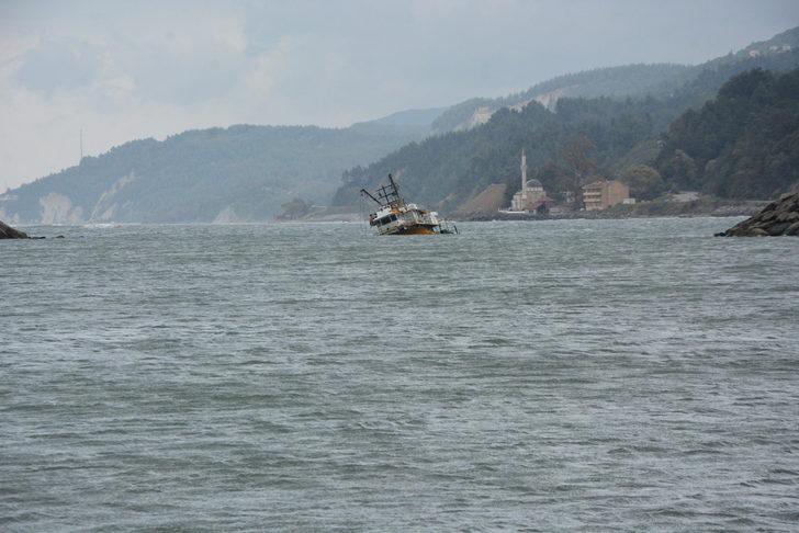 Karaya oturduktan sonra kurtarılan balıkçı teknesi tersaneye götürülürken battı G3